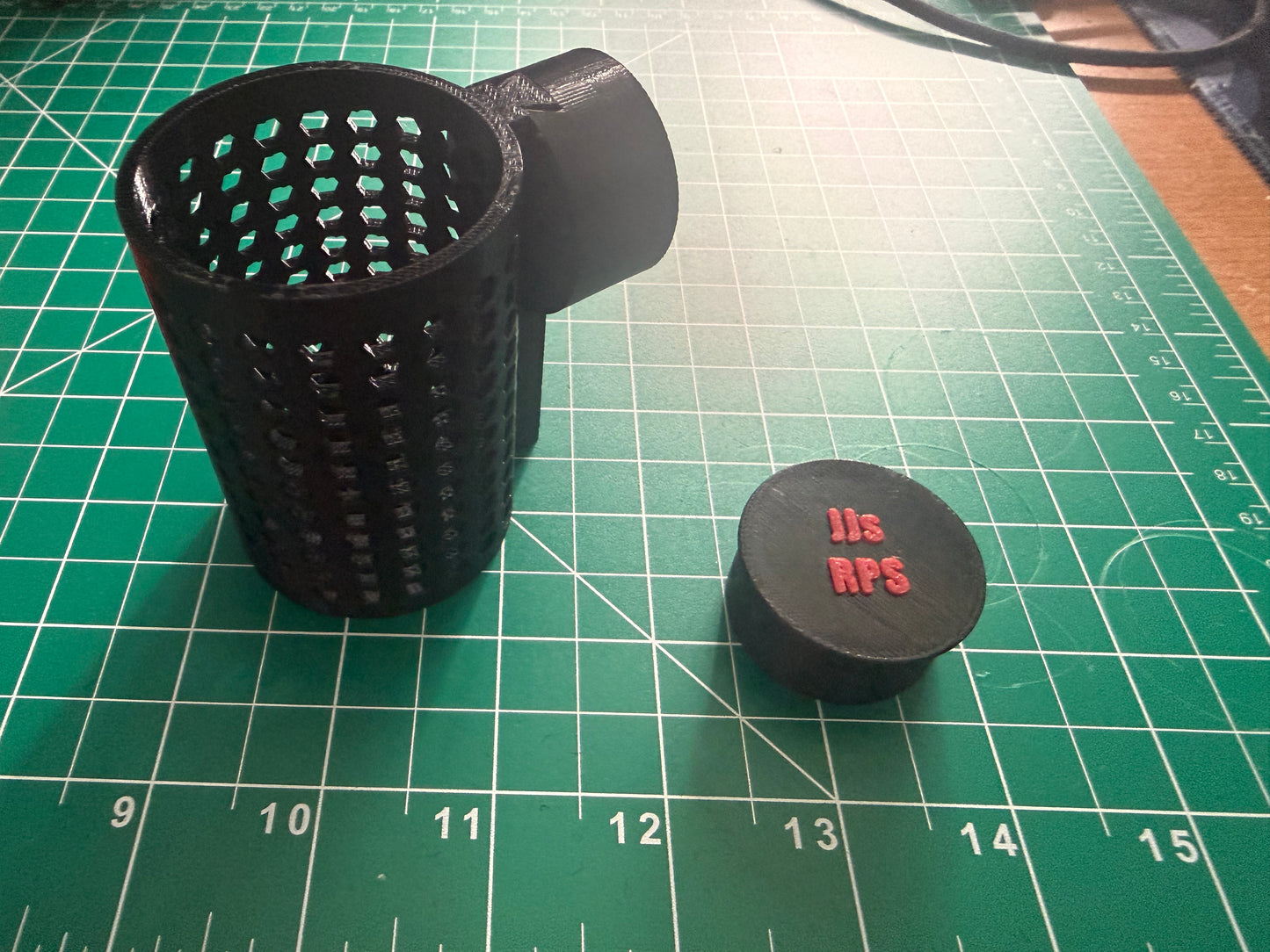 Large Magnetic Feeder Cup